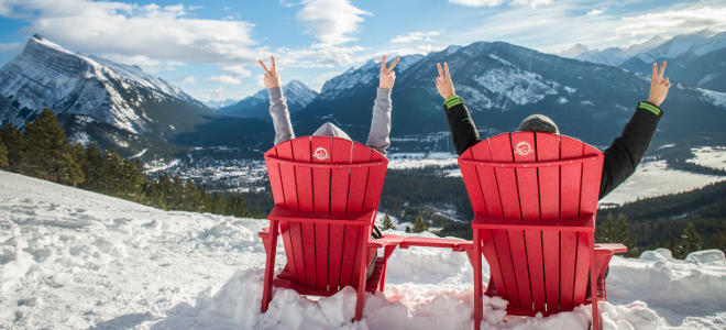 Abb. Austauschschüler von MAP Sprachreisen auf Stühlen vor kanadischer Berglandschaft